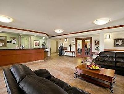 سوپر 8 بای ویندهام اسلاو لاک اب