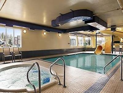 سوپر 8 بای ویندهام اسلاو لاک اب