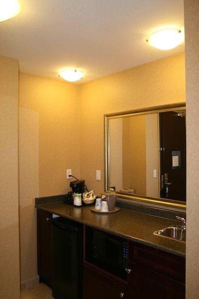 هامپتون این اند سویتز بای هیلتون ادمنتون اینترنیشنال آیرپرت