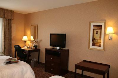 هامپتون این اند سویتز بای هیلتون ادمنتون اینترنیشنال آیرپرت