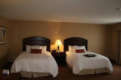 هامپتون این اند سویتز بای هیلتون ادمنتون اینترنیشنال آیرپرت