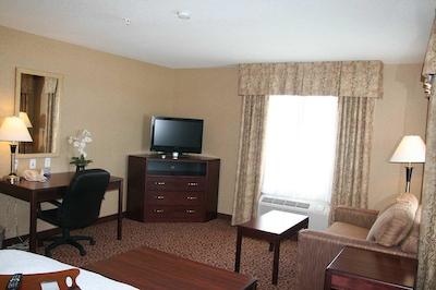 هامپتون این اند سویتز بای هیلتون ادمنتون اینترنیشنال آیرپرت