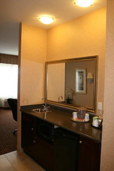 هامپتون این اند سویتز بای هیلتون ادمنتون اینترنیشنال آیرپرت