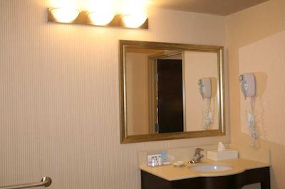 هامپتون این اند سویتز بای هیلتون ادمنتون اینترنیشنال آیرپرت