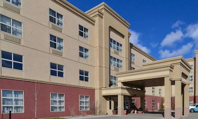 هامپتون این اند سویتز بای هیلتون ادمنتون اینترنیشنال آیرپرت