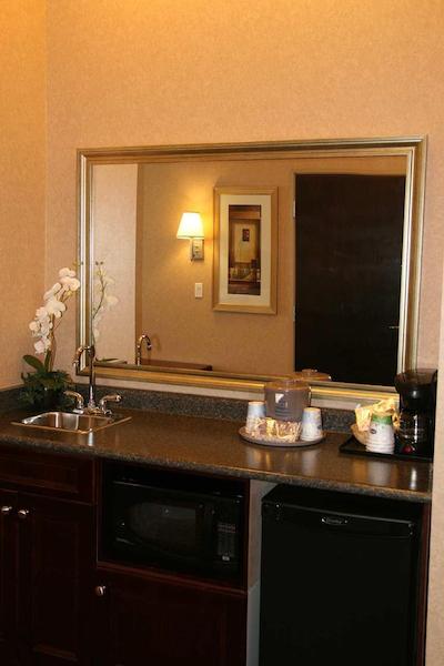 هامپتون این اند سویتز بای هیلتون ادمنتون اینترنیشنال آیرپرت