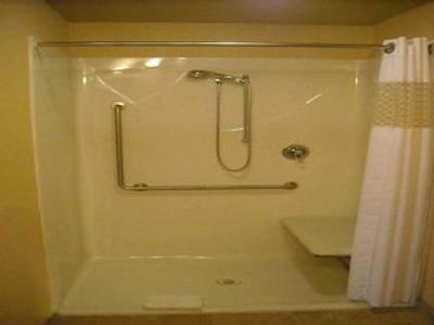 هامپتون این اند سویتز بای هیلتون ادمنتون اینترنیشنال آیرپرت