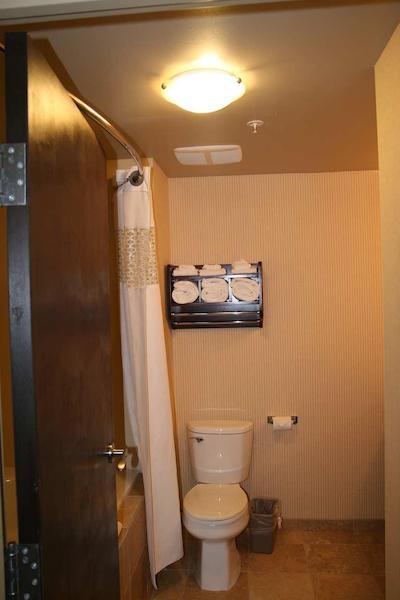 هامپتون این اند سویتز بای هیلتون ادمنتون اینترنیشنال آیرپرت