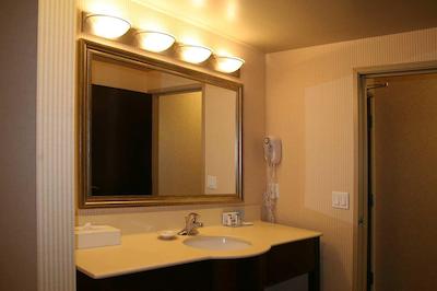 هامپتون این اند سویتز بای هیلتون ادمنتون اینترنیشنال آیرپرت