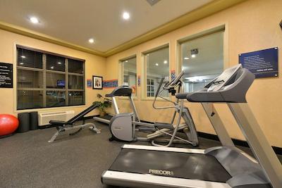 هامپتون این اند سویتز بای هیلتون ادمنتون اینترنیشنال آیرپرت