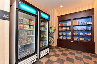 هامپتون این اند سویتز بای هیلتون ادمنتون اینترنیشنال آیرپرت