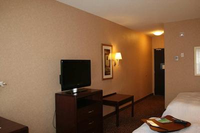 هامپتون این اند سویتز بای هیلتون ادمنتون اینترنیشنال آیرپرت