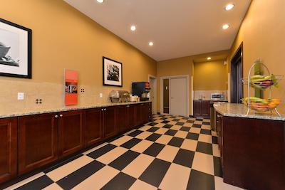 هامپتون این اند سویتز بای هیلتون ادمنتون اینترنیشنال آیرپرت