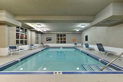 هامپتون این اند سویتز بای هیلتون ادمنتون اینترنیشنال آیرپرت