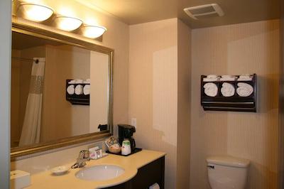 هامپتون این اند سویتز بای هیلتون ادمنتون اینترنیشنال آیرپرت