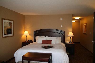 هامپتون این اند سویتز بای هیلتون ادمنتون اینترنیشنال آیرپرت