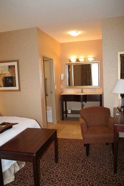 هامپتون این اند سویتز بای هیلتون ادمنتون اینترنیشنال آیرپرت