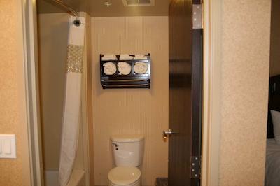 هامپتون این اند سویتز بای هیلتون ادمنتون اینترنیشنال آیرپرت