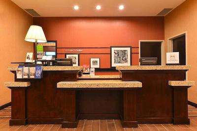 هامپتون این اند سویتز بای هیلتون ادمنتون اینترنیشنال آیرپرت