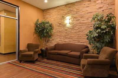 هامپتون این اند سویتز بای هیلتون ادمنتون اینترنیشنال آیرپرت