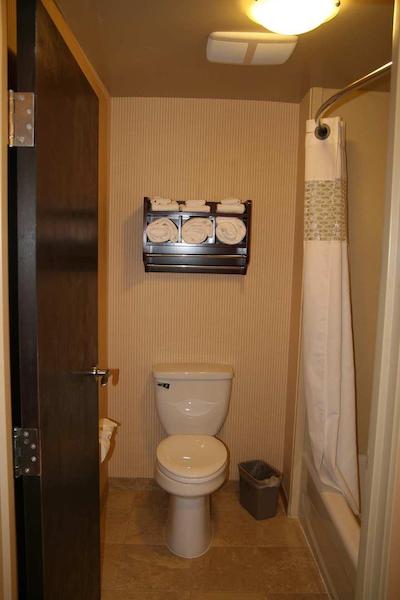 هامپتون این اند سویتز بای هیلتون ادمنتون اینترنیشنال آیرپرت