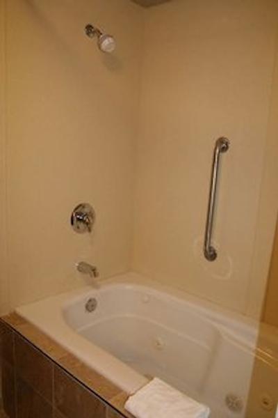 هامپتون این اند سویتز بای هیلتون ادمنتون اینترنیشنال آیرپرت