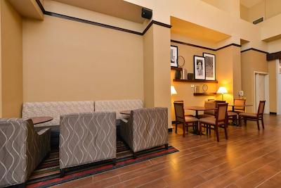 هامپتون این اند سویتز بای هیلتون ادمنتون اینترنیشنال آیرپرت