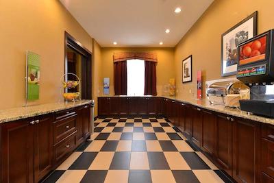 هامپتون این اند سویتز بای هیلتون ادمنتون اینترنیشنال آیرپرت