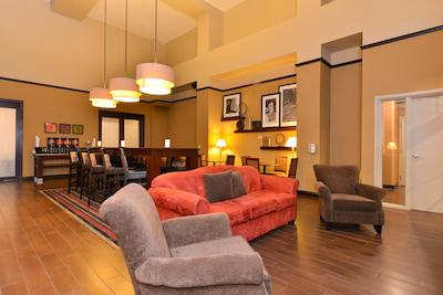 هامپتون این اند سویتز بای هیلتون ادمنتون اینترنیشنال آیرپرت