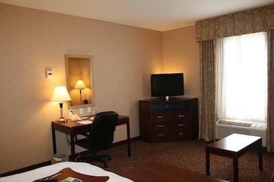 هامپتون این اند سویتز بای هیلتون ادمنتون اینترنیشنال آیرپرت