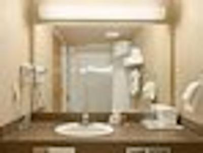 رامادا آیردری هتل اند سویتز