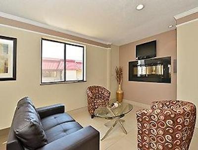 سوپر 8 کاملوپز بک