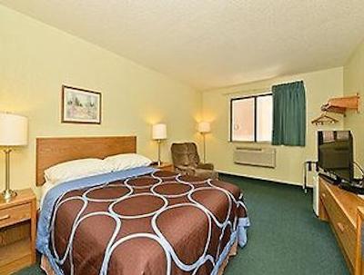 سوپر 8 کاملوپز بک