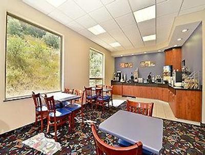 سوپر 8 کاملوپز بک