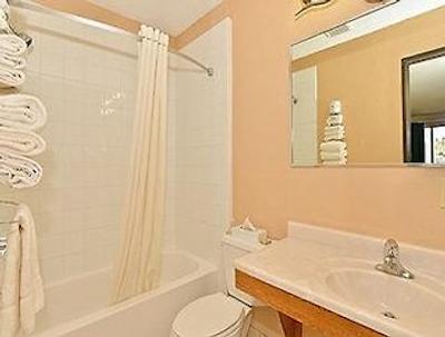 سوپر 8 کاملوپز بک