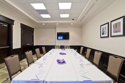 هیلتون گاردن این ترنتو/اجاکس