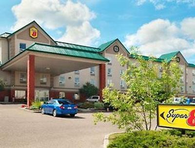 سوپر 8 ادمنتون اسود