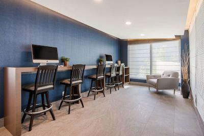 کوالیتی این اند کنفرنس سنتر