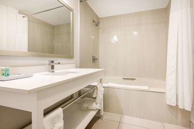 کوالیتی این اند کنفرنس سنتر