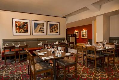 فور پوینتز بای شراتون وینیپگ اینترنیشنال آیرپرت