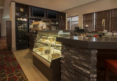 فور پوینتز بای شراتون وینیپگ اینترنیشنال آیرپرت