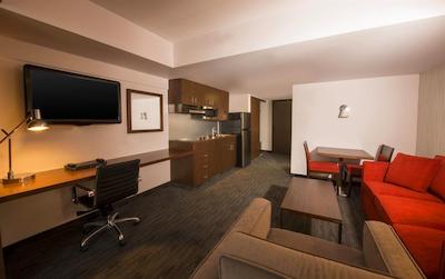 فور پوینتز بای شراتون وینیپگ اینترنیشنال آیرپرت