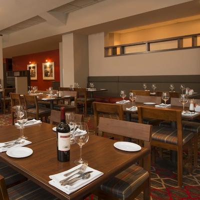 فور پوینتز بای شراتون وینیپگ اینترنیشنال آیرپرت