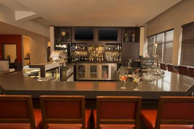 فور پوینتز بای شراتون وینیپگ اینترنیشنال آیرپرت