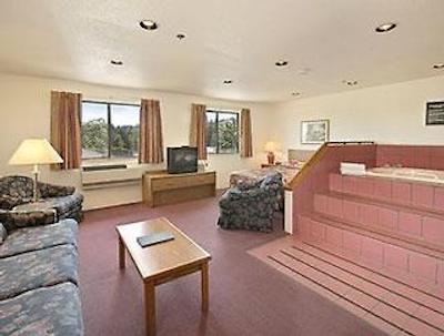 سوپر 8 متل-ساانیچتون ویکتریا آیرپرت