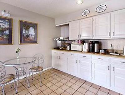 سوپر 8 متل-ساانیچتون ویکتریا آیرپرت