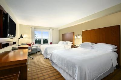 فور پوینتز بای شراتون ویکتریا گاتو