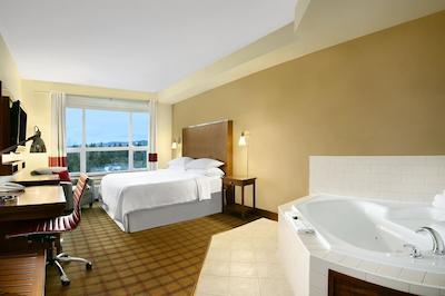 فور پوینتز بای شراتون ویکتریا گاتو