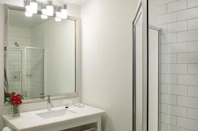 فور پوینتز بای شراتون ویکتریا گاتو