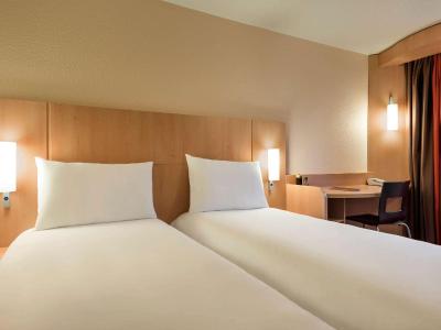 آیبیس پاریس تور ایفل کامبرون 15ام